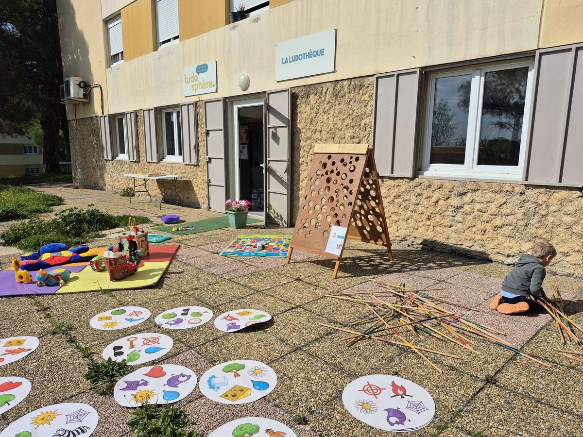 Grand jeu en bois extérieur de la Ludo'sphère à Aix-en-Provence